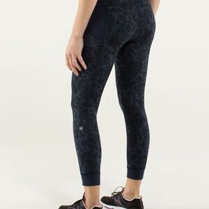 Lululemon Athletica En Route Blue Paisley Patterned Cropped Leggings Sz M